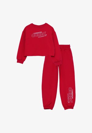 Felpa corta rossa e pantaloni abbinati, entrambi in un tessuto morbido. Presenta testo stampato bianco, polsini elasticizzati e una vita regolabile.