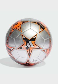 Pallone da calcio silver con motivi a stella neri e arancioni, superficie texture e dettagli del marchio stampati. Adatto per partite.