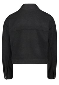 Černá zkrácená bunda s dlouhými rukávy, knoflíkovými manžetami a širokým límcem, zobrazená zezadu na bílém pozadí.