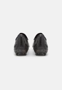 Schwarze Fußballschuhe mit einer strukturierten Oberfläche, aus Mesh- und Synthetikmaterial, im Low-Top-Design und fünf auffälligen geformten Stollen an der Außensohle.