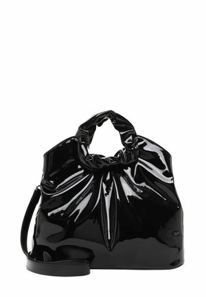 Sac à main en cuir verni noir avec un haut froncé, une bandoulière flexible et une surface texturée, avec des plis marqués et une silhouette élégante.