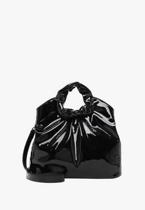 Sac à main en cuir verni noir avec un haut froncé, une bandoulière flexible et une surface texturée, avec des plis marqués et une silhouette élégante.