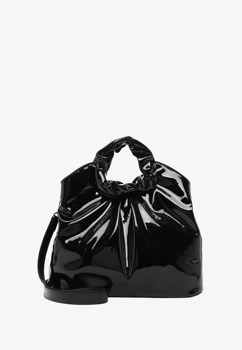 Sac à main en cuir verni noir avec un haut froncé, une bandoulière flexible et une surface texturée, avec des plis marqués et une silhouette élégante.