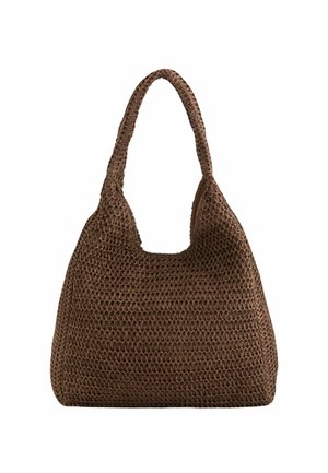 Bolso tejido marrón con una única correa ancha y un cuerpo rectangular suave y flexible.