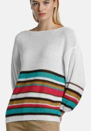 Witte gebreide trui met horizontale strepen in turquoise, rood, bruin en geel, met een relaxte pasvorm en bredebootnek.