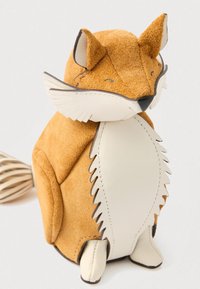 Mała miękka zabawka w kształcie lisa z fakturowanym pomarańczowym futerkiem, białą gładką twarzą, piersią, łapkami oraz prążkowanym ogonem.