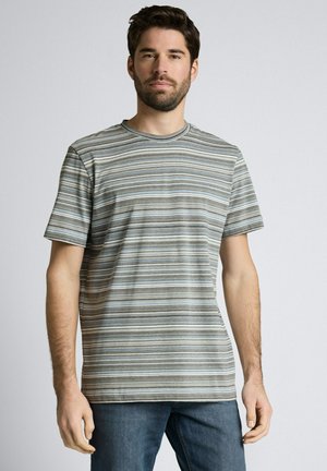 Mann trägt ein Kurzarm-T-Shirt mit Rundhalsausschnitt und horizontalen grauen, blauen und weißen Streifen, kombiniert mit blauen Jeans.