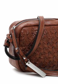 Borsa a tracolla in pelle marrone con motivo floreale inciso, hardware in argento e tracolla nera a contrasto. Presenta una chiusura con zip.