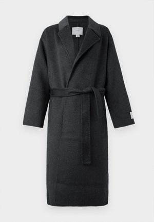 Tumehall villane op ja vööga, kraega ja laiade varrukatega. Omab küljetaskuid ja tekstureeritud viimistlust sooja saamiseks.