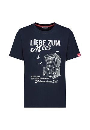 Navyblaues T-Shirt mit weißem Text „Liebe zum Meer“ und Illustration eines Strandkorbs mit fliegenden Möwen. Zusätzlicher deutscher Text darunter.