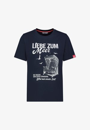 Navyblaues T-Shirt mit weißem Text „Liebe zum Meer“ und Illustration eines Strandkorbs mit fliegenden Möwen. Zusätzlicher deutscher Text darunter.