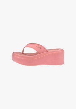Infradito platform rosa con suola spessa e fascia larga con piccolo logo metallico del marchio sul lato.