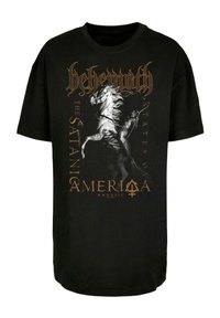 Melnas kokvilnas T-krekls ar grafiku, kurā attēlots zirgs un jātnieks, kā arī zelta teksts "Behemoth", "Sātaniskās Amerikas valstis" un "MMXXIII".