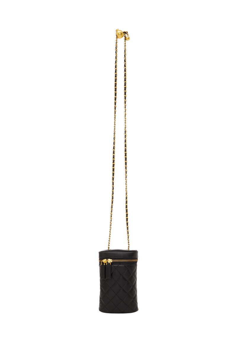 Borsa a tracolla in pelle nera trapuntata, forma cilindrica, con zip dorata e tracolla a catena, dal texture liscia e con accenti minimi.