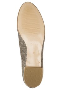 Semelle de chaussure beige métallique avec surface texturée, petit talon et marquage en relief. Taille 37 indiquée. Fini lisse à l'intérieur.