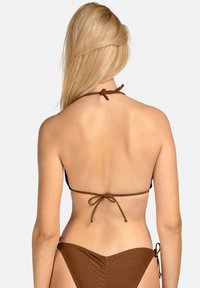 Brązowy bikini z dekoltem halter, z regulowanymi wiązaniami z tyłu i po bokach, wykonane z teksturowanego, błyszczącego materiału.