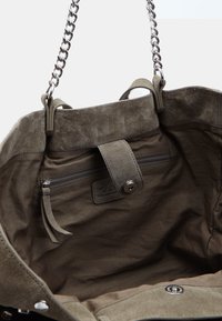 Borsa a tracolla verde in suede caratterizzata da una texture morbida, catene in argento e una tasca interna con zip per una conservazione sicura.