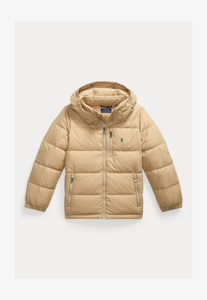 Casaco puffer bege com capuz, fecho à frente, design almofadado, dois bolsos laterais e um pequeno logótipo verde no peito. Textura de tecido lisa e brilhante.