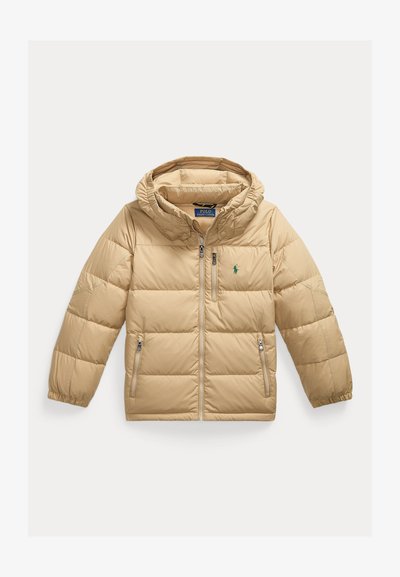 Sviežs beige pufīgais jaka ar kapuci, ar rāvējslēdzēju priekšā, piepildīta dizaina, divām sānu kabatām un mazu zaļu logo uz krūšu. Gluda, spīdīga auduma tekstūra.