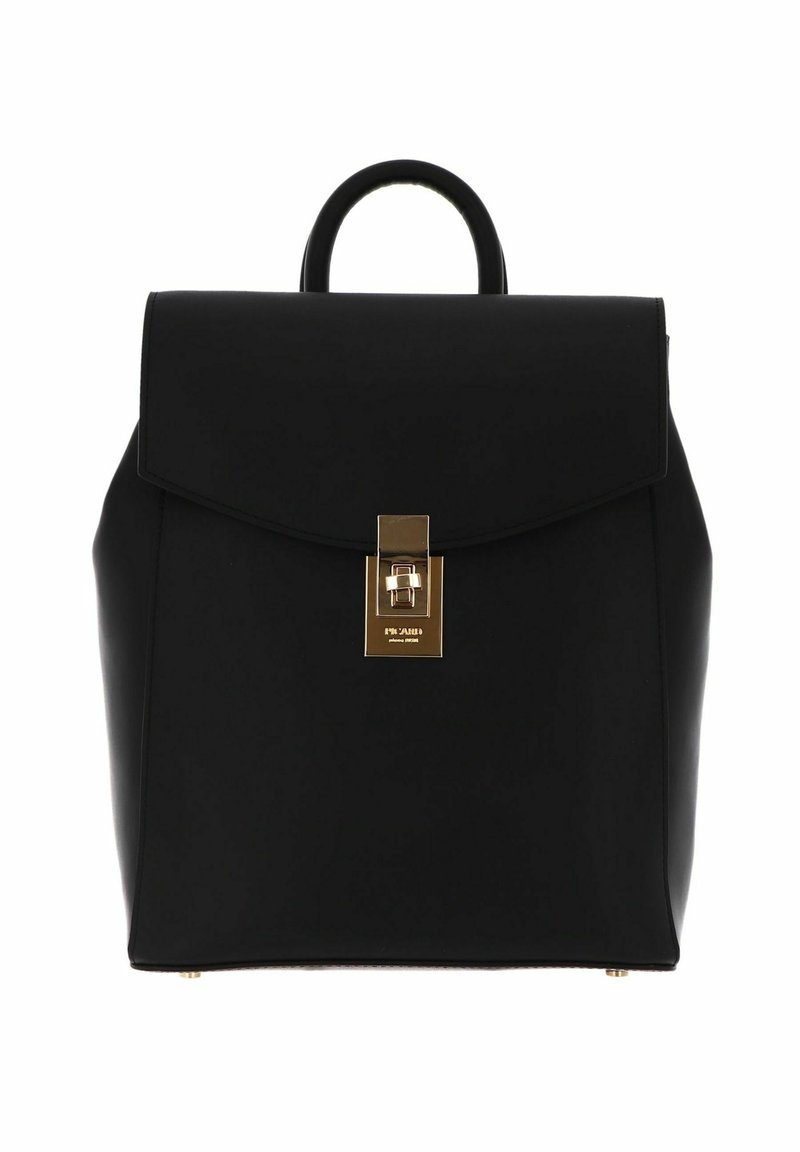 Sac à dos en cuir structuré noir avec une poignée supérieure et une fermeture à boucle rectangulaire dorée au centre devant.