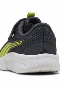 Szary but sportowy z oddychającą siateczkową cholewką i jaskrawymi żółtymi akcentami. Posiada pewny pasek na rzep oraz białą gumową podeszwę.