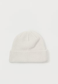 Vaalea harmaa neulottu beanie-hattu, jossa on ribbikuviointi, ja se näyttää taittuvan ylhäältä alaspäin. Hattua koristaa saumatonta kruunusuunnittelua.
