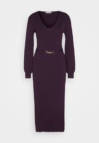 Robe midi à manches longues de couleur violet foncé avec un décolleté en V et une taille ajustée ornée d'une fine ceinture avec détail de boucle métallique.