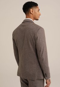 Grauer gemusterter Blazer mit tailliertem Design, Reverskragen, einzelner Schlitze und Ärmelknopf mit vier Knöpfen, von hinten gezeigt.