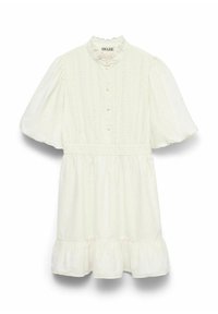 Witte katoenen jurk met hoge hals en geschulpte rand, pofmouwen, knoopsluiting aan de voorkant en tiered ruffle zoom met verticale borduurdetails.