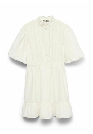 Hvid bomulds kjole med høj hals og scallop trim, puffærmer, knapfront og tiered ruffle kant med lodrette broderi detaljer.