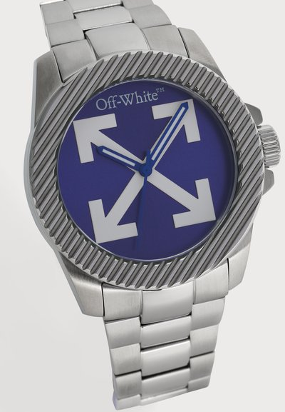 Montre-bracelet en métal argenté avec une lunette cannelée, un cadran bleu, quatre grandes flèches blanches et un logo Off-White.