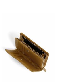 Portafoglio in pelle marrone con chiusura a zip, diverse fessure per carte e una superficie testurizzata. L'interno presenta una fodera nera e superfici lisce.