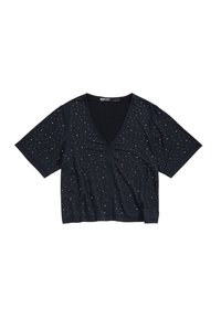 Černý krátký rukáv top s výstřihem do V, zdobený rozptýlenými metalickými ozdobami na přední straně, vyrobený z měkké tkaniny a s uvolněným střihem.