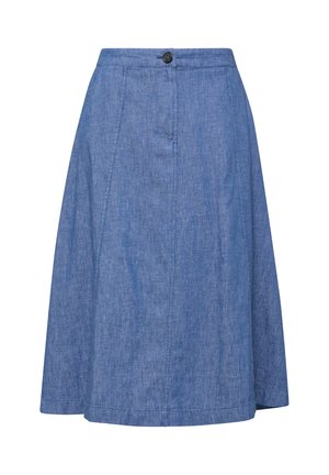 Niebieska spódnica o linii A sięgająca do kolan, z jednym czarnym guzikiem i detalami szwów, wykonana z lekkiej tkaniny chambray.