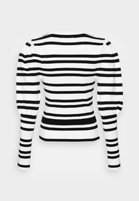 Svart- och vitrandig långärmad topp med puffärmar, ribbad textur och rund halsringning. Inga synliga stängningar eller detaljer.