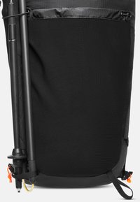 Mochila negra con un tejido de nailon texturizado, bolsillo exterior y bastones de senderismo adjuntos con acentos en naranja y amarillo.
