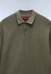 Khaki groene polo-shirt van gebreide stof, met een klassieke kraag, twee knopen en een klein logodetail op de borst.
