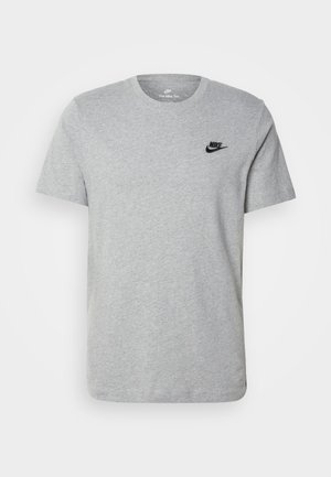 T-shirt gris à manches courtes en coton, arborant un logo noir de Nike sur la poitrine et un col rond. Design minimaliste sans motifs.