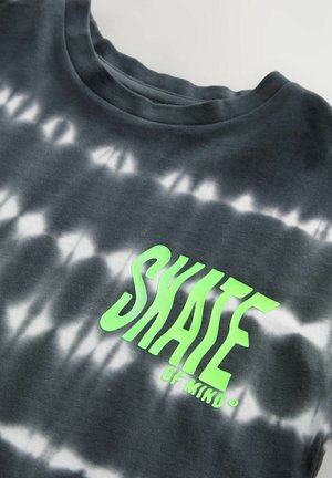 Camică gri tie-dye cu guler rotund din material ribbed și un grafic vibrant de culoare verde "SKATE", cu o textură moale din bumbac și modele neregulate.