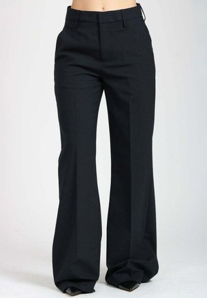 Pantaloni neri a zampa d'elefante realizzati in tessuto liscio con una vestibilità su misura. Presentano una parte anteriore piatta con cintura e un delicato dettaglio di piega lungo le gambe.