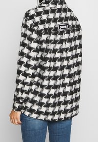 Guess Abrigo clásico - black