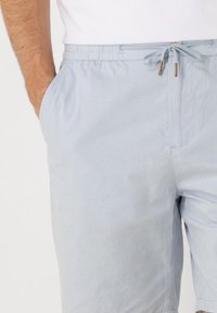 Scotch & Soda CORE FAVE BERMUDA - Shorts - light shirting blue