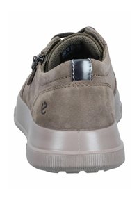 Grijze suède sneakers met een lage profiel, textuur rubberen zool en zijritsen. Heeft een donkergrijze accent op de hak.