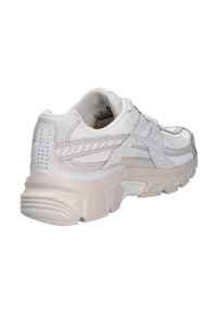 Sneaker atletica bianca con tomaia in mesh e pelle, collare imbottito, suola in gomma testurizzata e sottili accenti grigi, progettata per il comfort.