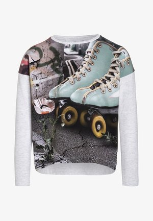 Langärmliger grauer Sweatshirt mit einem grafischen Druck von vintage-minzgrünen Rollerskates mit gelben Rollen auf einem strukturierten Hintergrund.