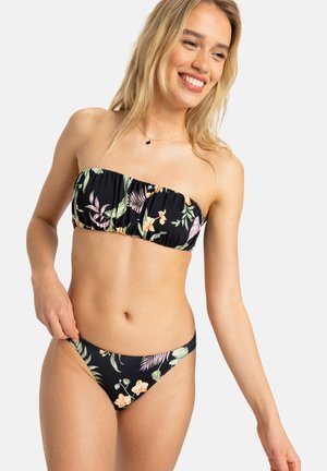 Bikini-Set mit einem trägerlosen Top mit floralen Mustern auf schwarzem Hintergrund und passendem, niedrig geschnittenem Unterteil, aus elastischem Material.