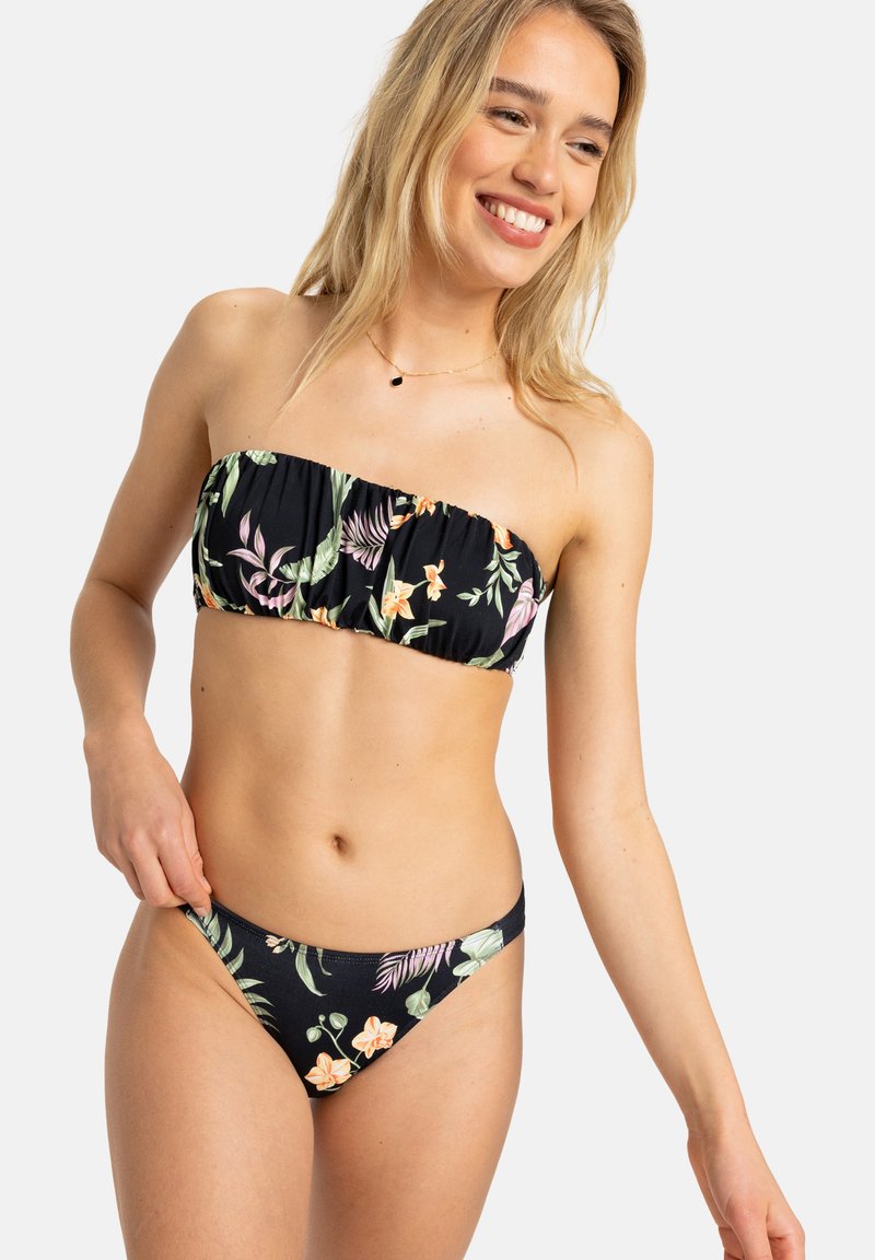 Conjunto de bikini que presenta un top sin tirantes con patrones florales sobre un fondo negro y una parte inferior de corte bajo a juego, hecho de material elástico.