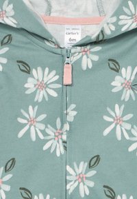 Helles blaues floral bedrucktes Zip-Hoodie mit weißen Gänseblümchen, pinken Akzenten und grünen Blättern. Weicher Stoff, geeignet für Kleinkinder, Größe 6 Monate.