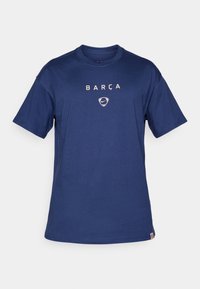 Mørkeblå bomuld T-shirt med korte ærmer, der har "BARÇA" i hvid skrift og et lille Nike-logo nedenunder. Enkelt crew neck-design.
