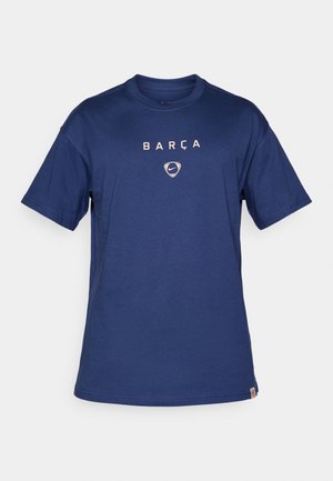 Mørkeblå bomuld T-shirt med korte ærmer, der har "BARÇA" i hvid skrift og et lille Nike-logo nedenunder. Enkelt crew neck-design.